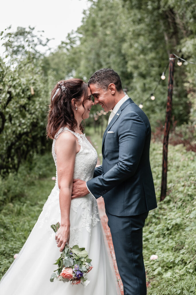 Bruidspaar wat elkaar liefdevol aankijkt op hun bruiloft in de Olmenhorst