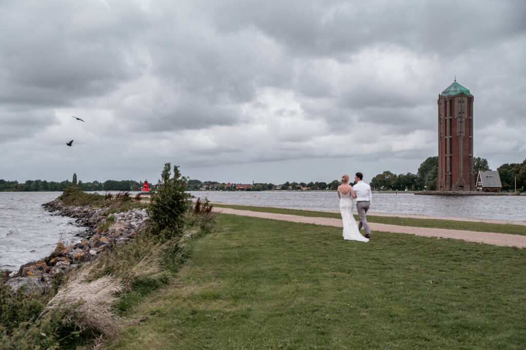 Bruidspaar loopt bij de Watertoren in Aalsmeer