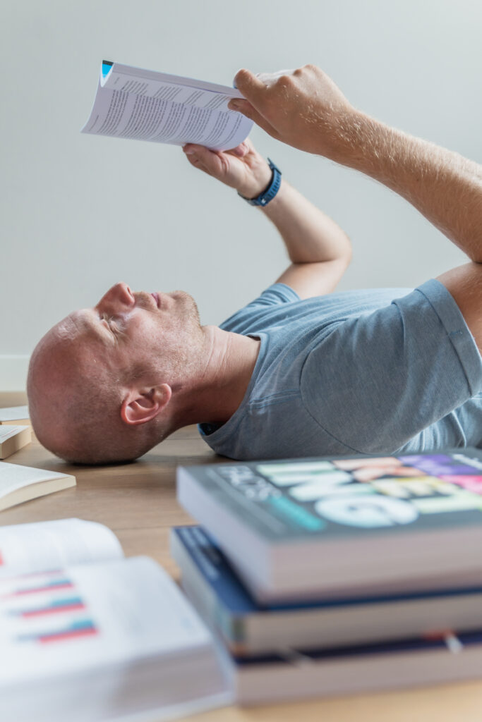 Ondernemer gefotografeerd tussen de studieboeken