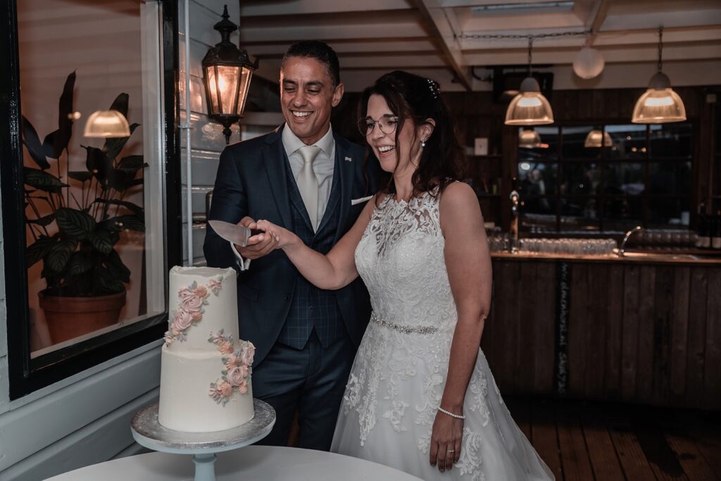 bruiloft, bruiloft Olmenhorst, Bruidstaart, bruiloftsfotograaf aalsmeer, trouwfotograaf aalsmeer, Sier en Zoet