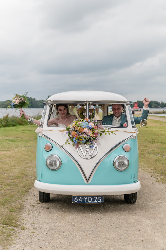 Bruiloft, bruiloftfotografie, Amsterdamse bos, trouwfotograaf on the rock Aalsmeer, vintage volkswagen busje, Bruidspaar in vintage volkswagen busje bij de Watertoren van Aalmeer