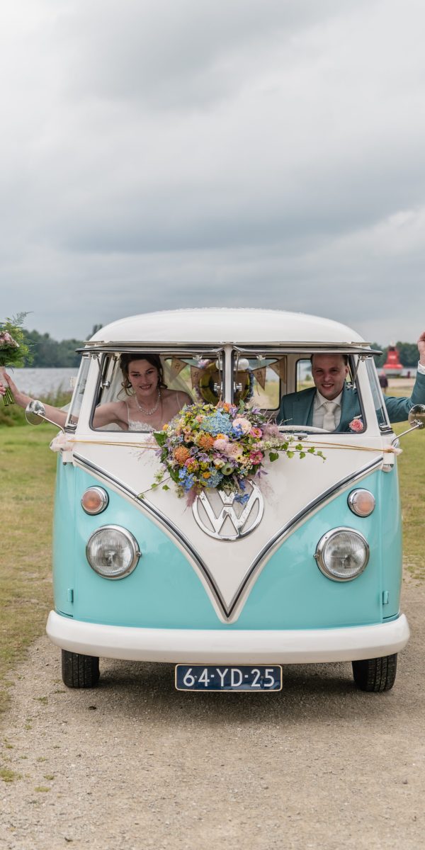 Bruiloft, bruiloftfotografie, Amsterdamse bos, trouwfotograaf on the rock Aalsmeer, vintage volkswagen busje, Bruidspaar in vintage volkswagen busje bij de Watertoren van Aalmeer