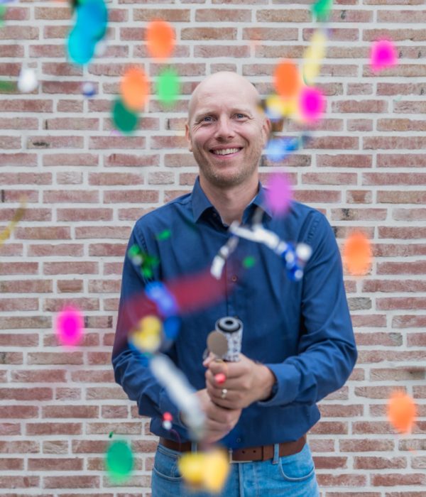 Vrolijke branding shoot van een ondernemer